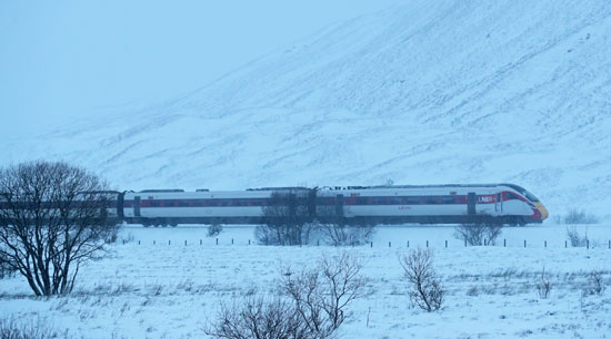 القطار يشق طريقه وسط العاصفة بريندان