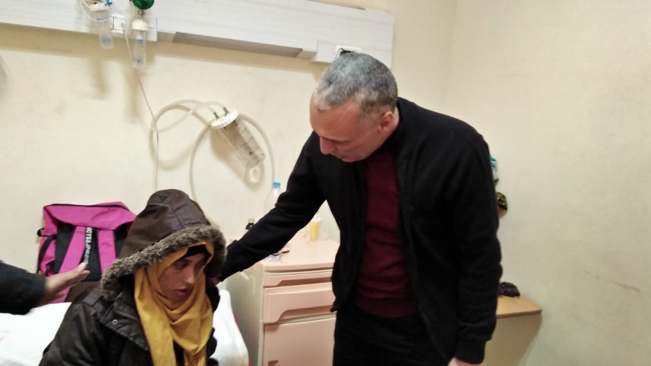مستشار رئيس جامعة المنوفية يتابع حالة زراعة الكبد للطالبة رحاب خليل (4)