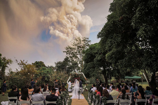 حفل-زواج-رغم-المخاوف-من-البركان