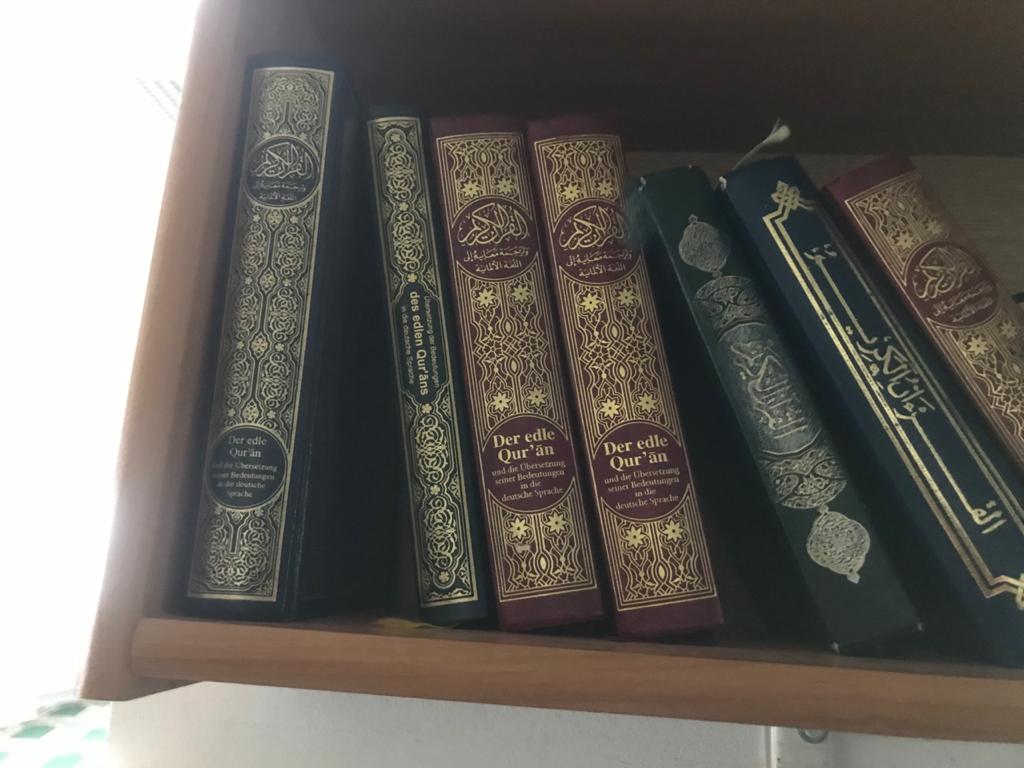 بعض الكتب في المسجد