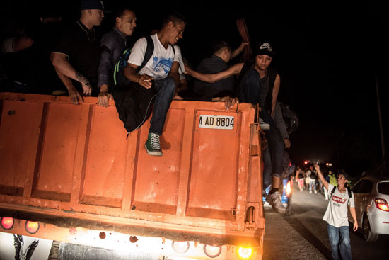 ركوب شاحنة خلال قافلة المهاجرين