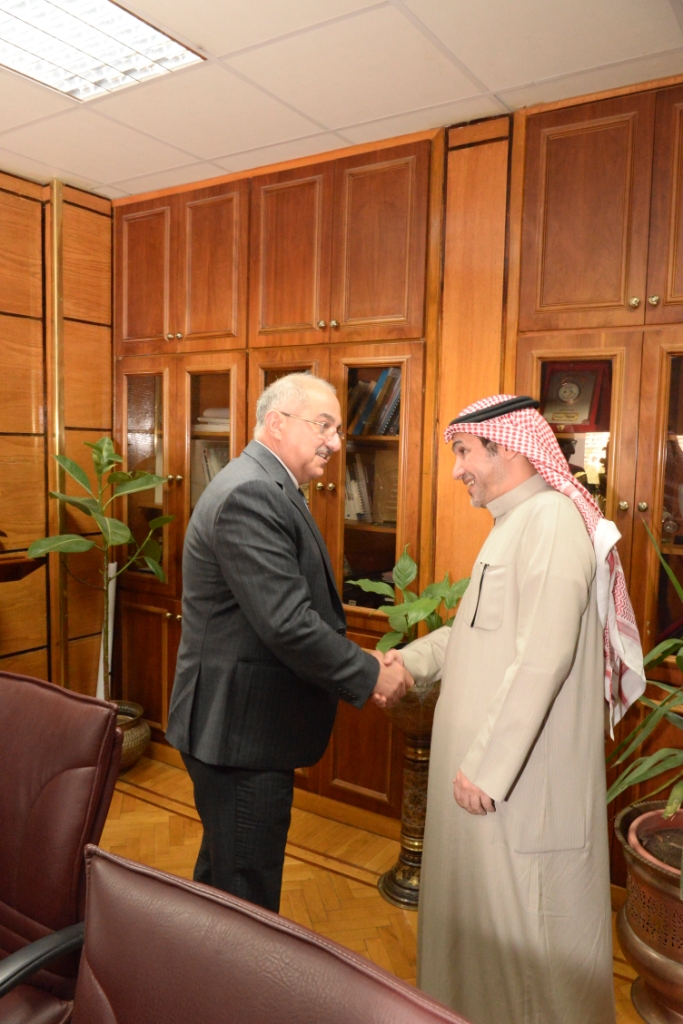 رئيس جامعة أسيوط يلتقي المستشار الثقافي لدولة الكويت الشقيقة (1)