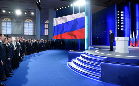 فلاديمير-بوتين-و-أعضاء-البرلمان-يقفون-خلال-عزف-السلام-الوطنى