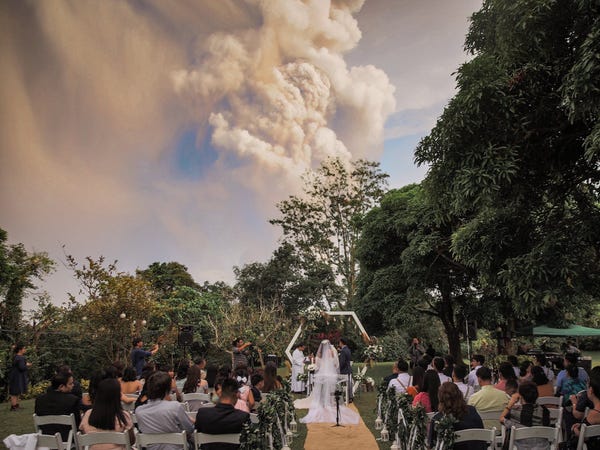 دخان البركان يغطي سماء العرس