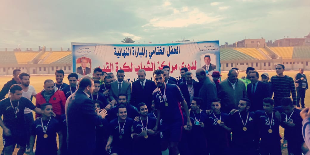 محافظ القليوبية يسلم لاعبى مركز شباب بهادة كأس دورى مراكز الشباب (9)