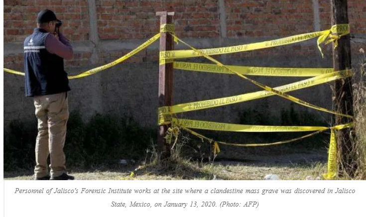 موظفو معهد الطب الشرعي فى المكسيك يعاينون مكان المقبرة