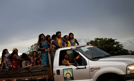 نساء من كايابو يقفن على شاحنة
