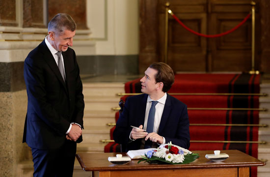 المستشار-النمساوي-سيباستيان-كورز-يوقع-على-سجل-ضيوف-بجانب-رئيس-وزراء-جمهورية-التشيك-أندريه-بابيس
