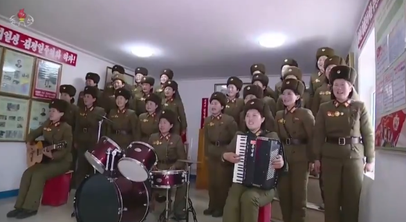 فرقة نسائية عسكرية تغنى لزعيم كوريا الشمالية