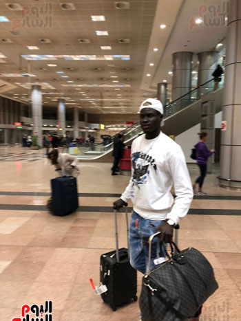 السنغالى أليو بادجى لاعب الأهلى الجديد مع الزميل محمود عبد الغنى محرر اليوم السابع (3)