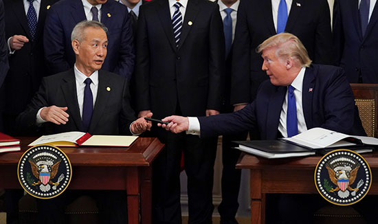 ترامب يهدى نائب رئيس مجلس الدولة الصينى هدية بعد التوقيع على الاتفاقية