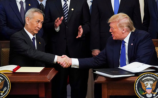 نائب رئيس مجلس الدولة الصيني والرئيس ترامب يتصافحان بعد توقيع الاتفاقية