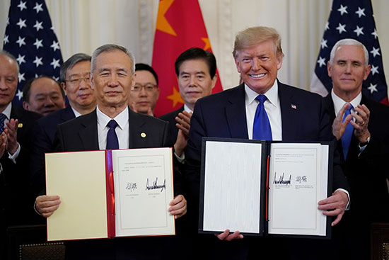 الرئيس ترامب ونائب رئيس مجلس الدولة الصيني يرفعان الاتفاقية بعد التوقيع عليها