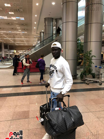 السنغالى أليو بادجى لاعب الأهلى الجديد مع الزميل محمود عبد الغنى محرر اليوم السابع (7)