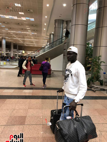 السنغالى أليو بادجى لاعب الأهلى الجديد مع الزميل محمود عبد الغنى محرر اليوم السابع (10)