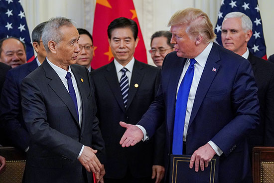 الرئيس ترامب يحيي نائب رئيس مجلس الدولة الصيني بعد توقيعه على الاتفاقية