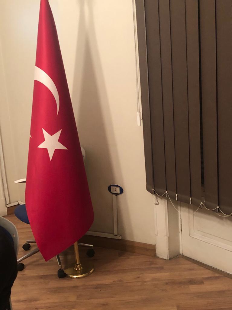 علم تركيا داخل الشقة