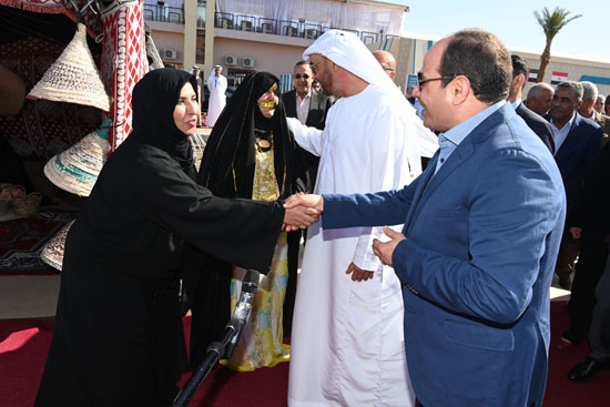 الرئيس السيسى يصافح سيدات البدو المشاركين في المعرض التراثي والثقافي لاعمال وفنون الحرف اليدوية