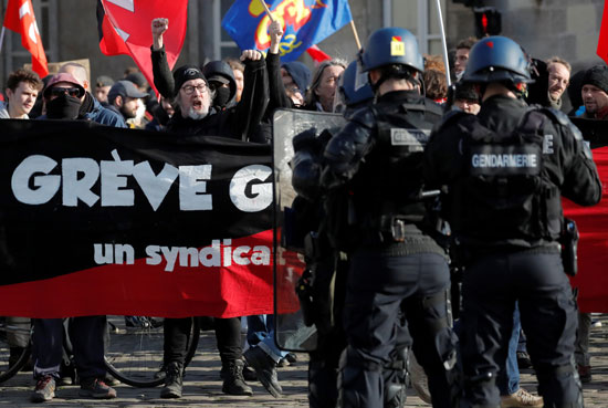 الشرطة الفرنسية تتصدى للمتظاهرين