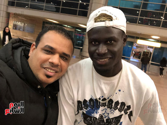 السنغالى أليو بادجى لاعب الأهلى الجديد مع الزميل محمود عبد الغنى محرر اليوم السابع