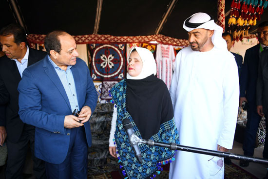 أحد المشاركات في المعرض التراثي والثقافي مع الرئيس السيسي والشيخ محمد بن زايد