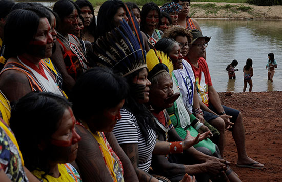 أطفال يلعبون على نهر Xingu خلال إعلان مشترك لوسائل الإعلام من قِبل زعماء السكان الأصليين