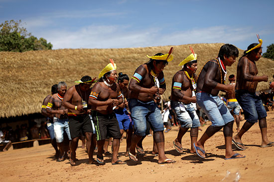 أهل قبيلة كايابو يؤدون رقصة ترحيب