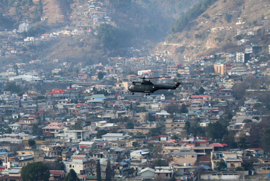 طائرة هليكوبتر تشارك فى عمليات الانقاذ