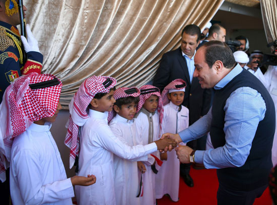 الرئيس السيسي يصافح أطفال جنوب سيناء خلال افتتاح مضمار سباقات الهجن