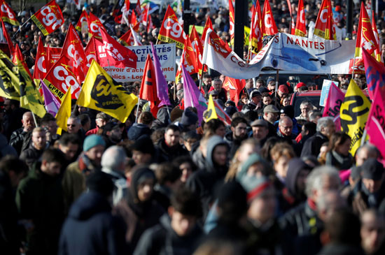 المئات فى احتجاجات فرنسا