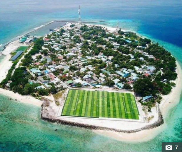 جزر المالديف وأحد ملاعبها