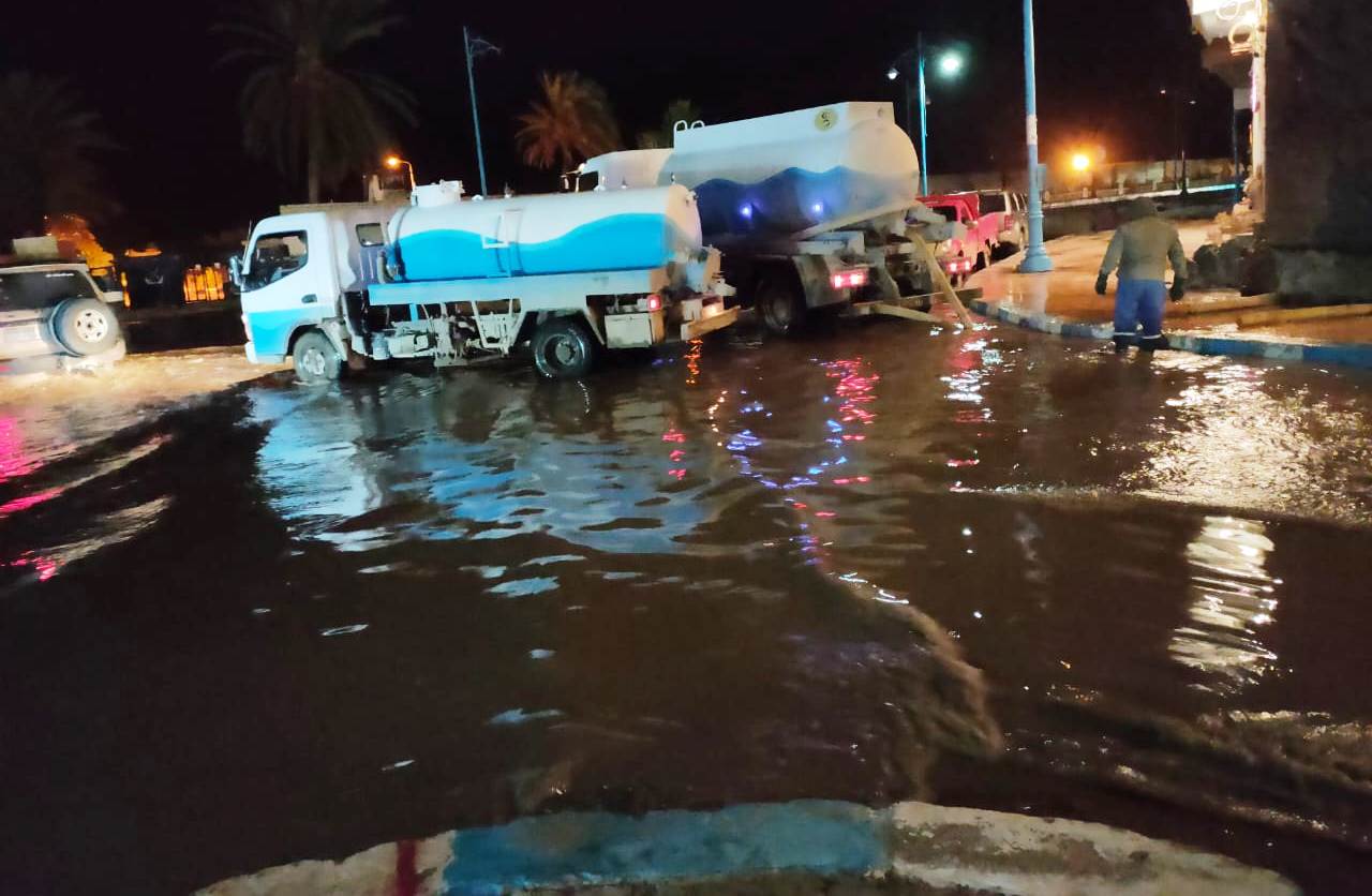شركة مياه مطروح تواصل إزالة تجمعات مياه الأمطار من الشوارع خلال المساء (1)
