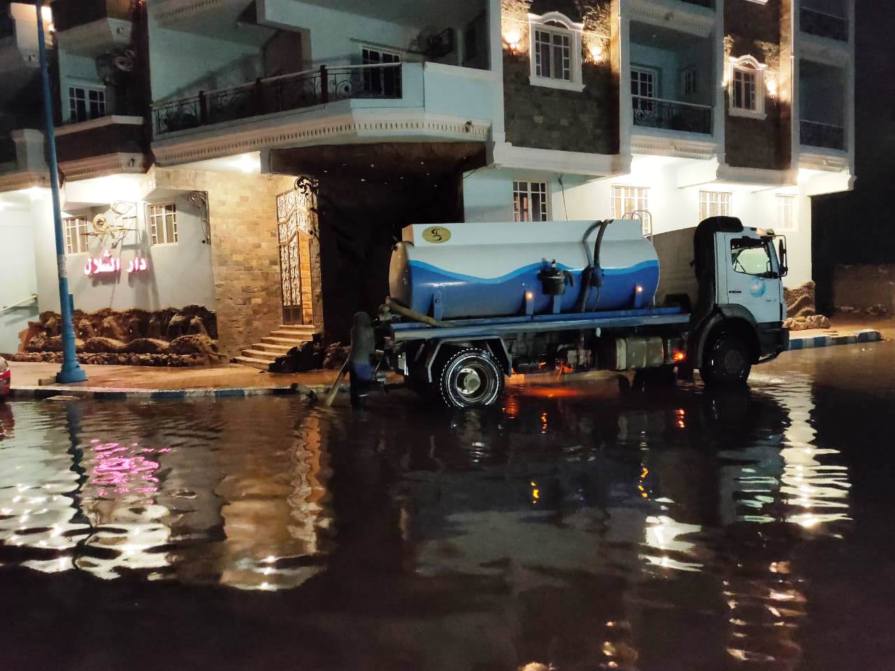 شركة مياه مطروح تواصل إزالة تجمعات مياه الأمطار من الشوارع خلال المساء (6)
