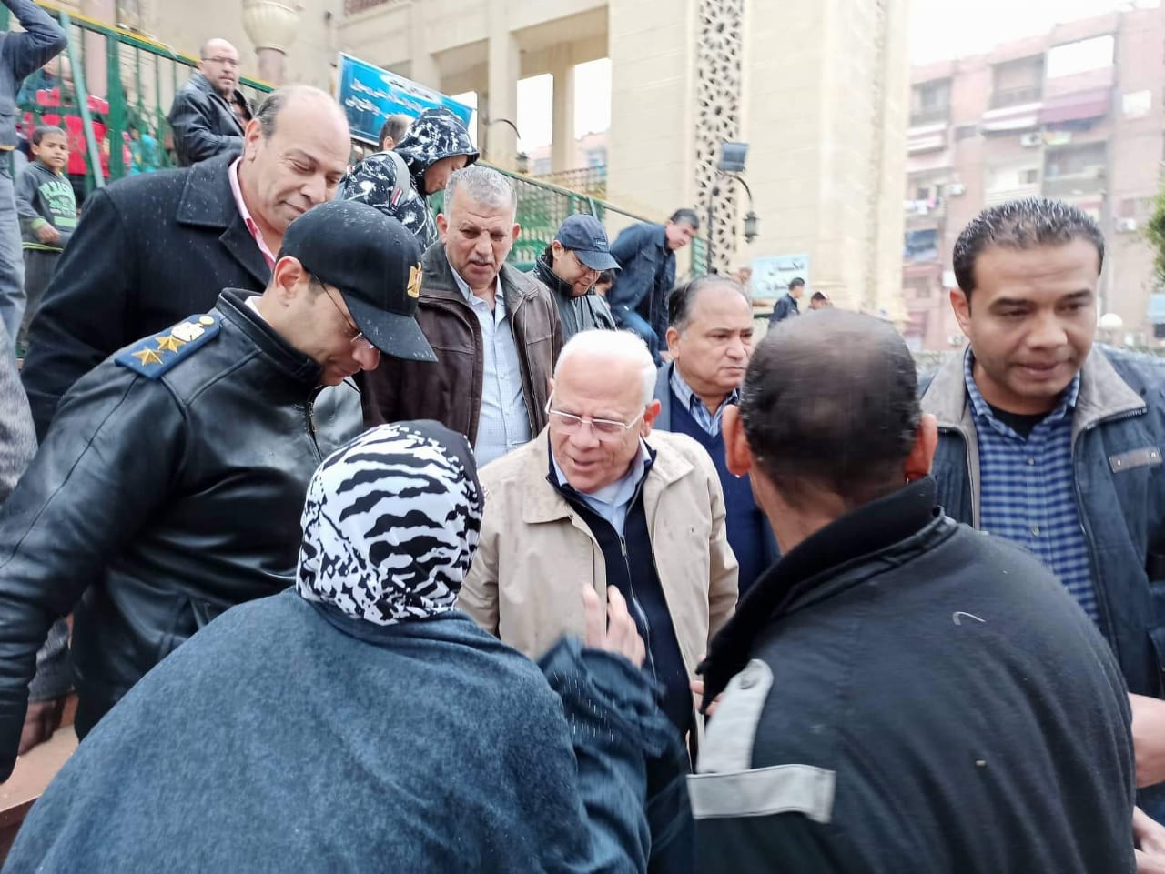 محافظ بورسعيد يلتقي بعدد من المواطنين بالمجمع الإسلامي بحي الزهور (1)