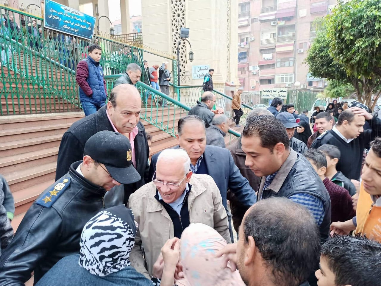 محافظ بورسعيد يلتقي بعدد من المواطنين بالمجمع الإسلامي بحي الزهور (3)