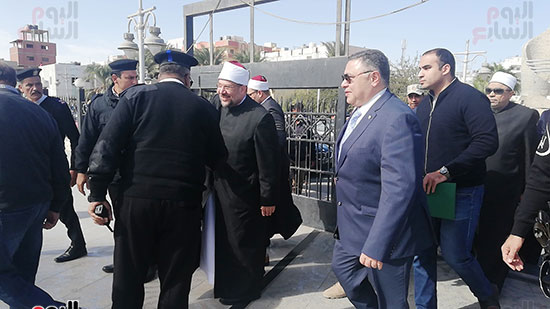 وزير الأوقاف يصل مسجد الميناء الكبير  (3)