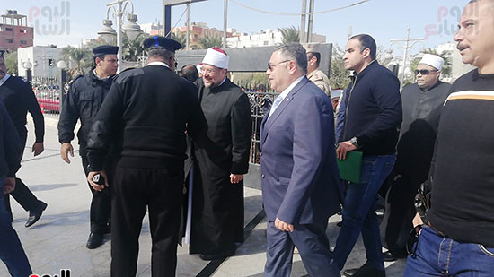 وزير الأوقاف يصل مسجد الميناء الكبير  (4)