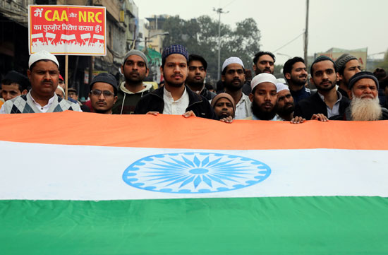 متظاهرون يحملون العلم الهندى