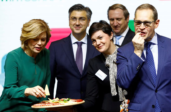 وزيرة الزراعة الألمانية جوليا كلوكنر ورئيس الوزراء الكرواتي أندريه بلينكوفيتش وعمدة برلين مايكل مولر يحضرون الجولة الافتتاحية للأسبوع الأخضر الدولي