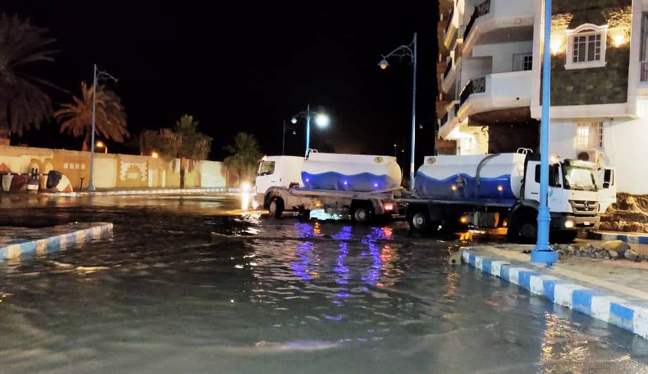 شركة مياه مطروح تواصل إزالة تجمعات مياه الأمطار من الشوارع خلال المساء (3)