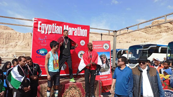 عداؤون الأردن واليابان ومصر يتصدرون مسابقات ماراثون مصر الدولي (13)