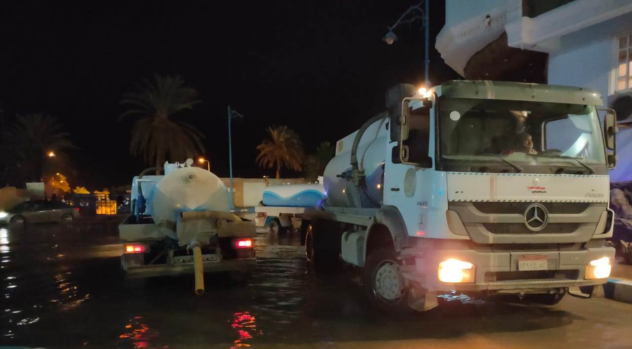 شركة مياه مطروح تواصل إزالة تجمعات مياه الأمطار من الشوارع خلال المساء (4)
