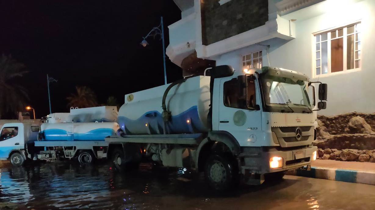 شركة مياه مطروح تواصل إزالة تجمعات مياه الأمطار من الشوارع خلال المساء (2)