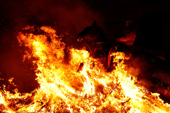 مهرجان قفز الجياد وسط النيران بإسبانيا