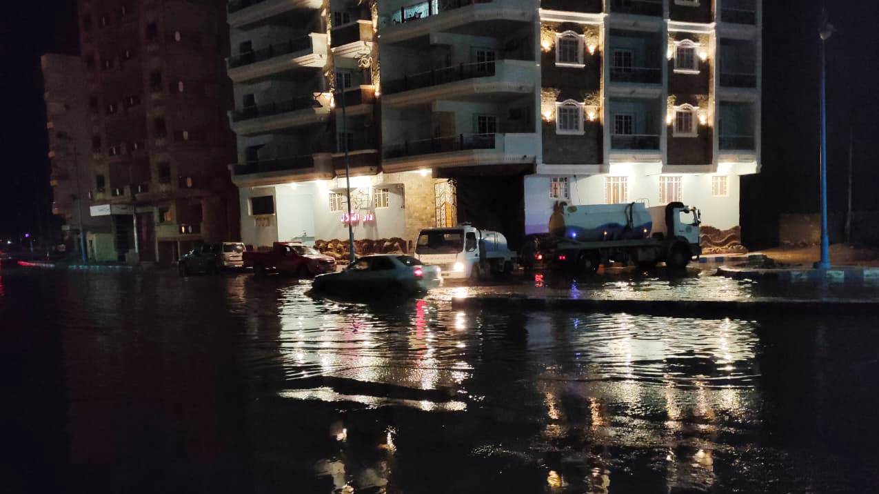 شركة مياه مطروح تواصل إزالة تجمعات مياه الأمطار من الشوارع خلال المساء (5)