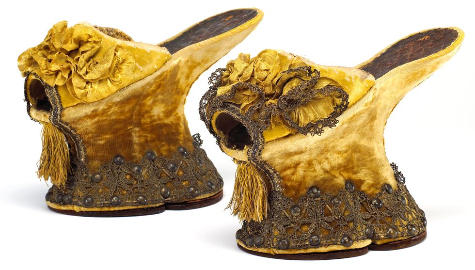 حذاء بكعب عام 1500