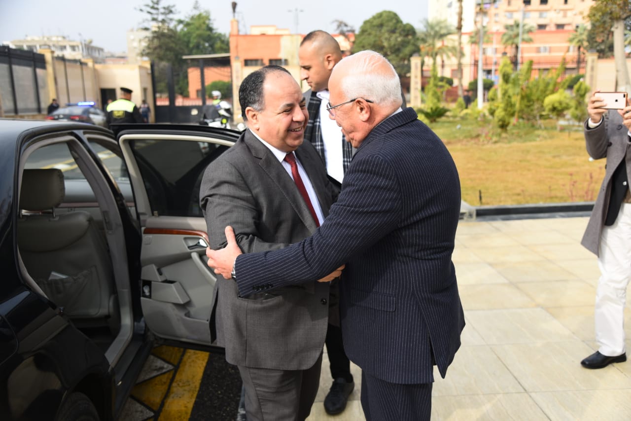محافظ بورسعيد يستقبل وزير المالية (1)
