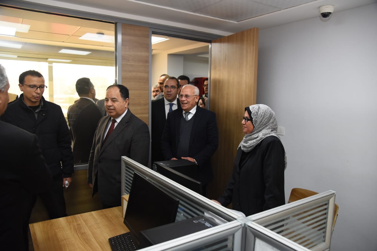 محافظ بورسعيد ووزير المالية يتفقدان منظومة التحول الرقمى  (7)