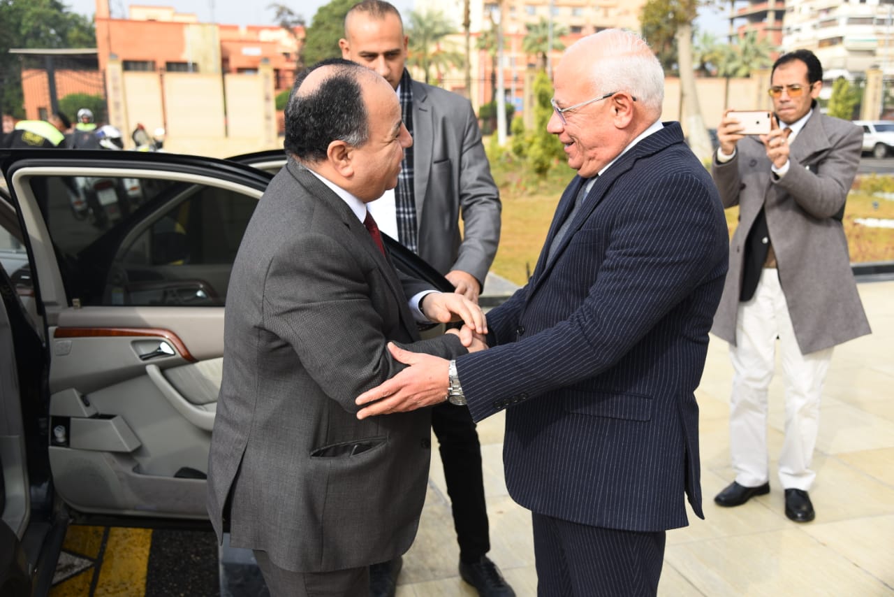 محافظ بورسعيد يستقبل وزير المالية (5)
