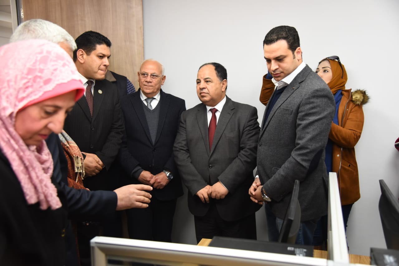 محافظ بورسعيد ووزير المالية يتفقدان منظومة التحول الرقمى  (5)